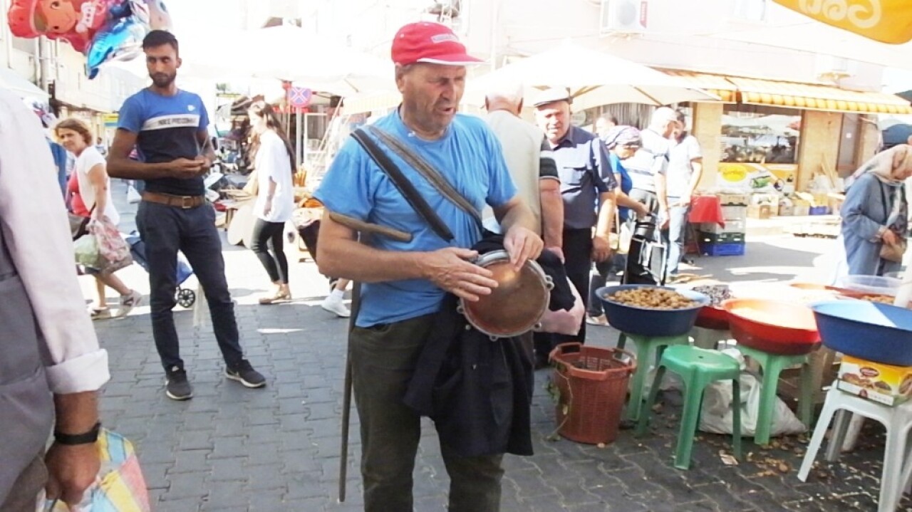 Görme engelli Aşık Mustafa, şehir şehir dolaşıp darbukasıyla 31 yıldır ekmeğinin peşinde dolaşıyor