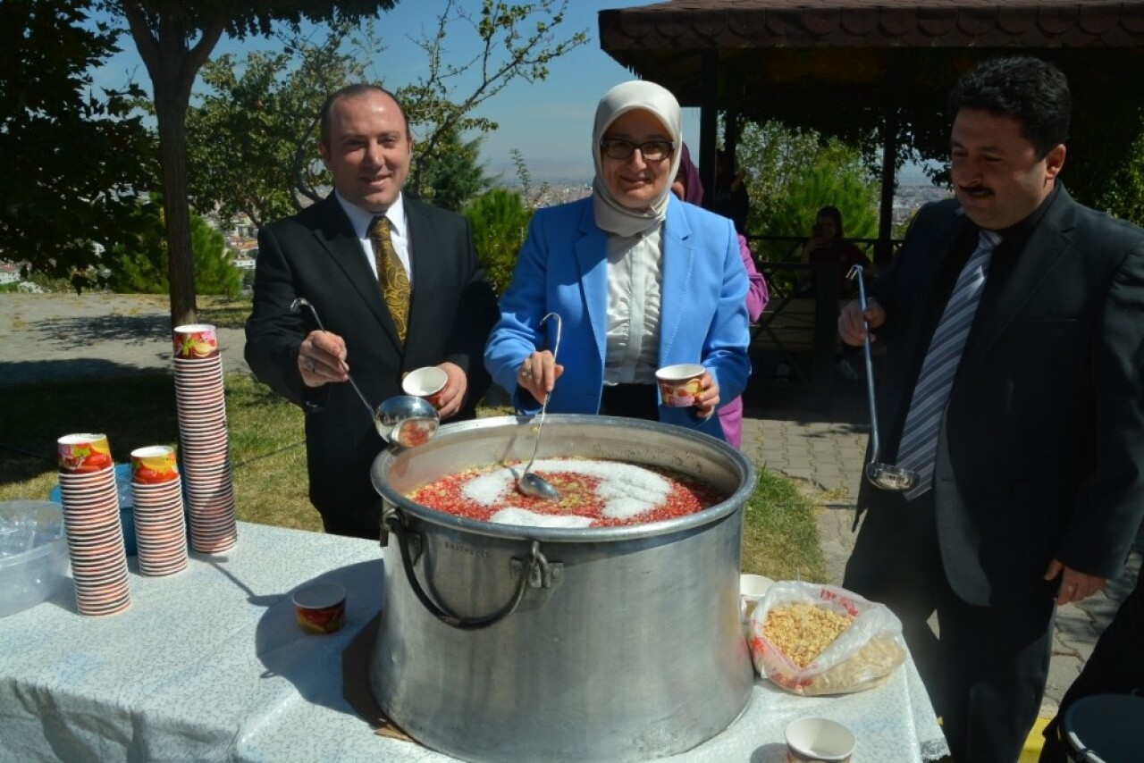 Gülser Mehmet Bolluk’ta aşure hayrı