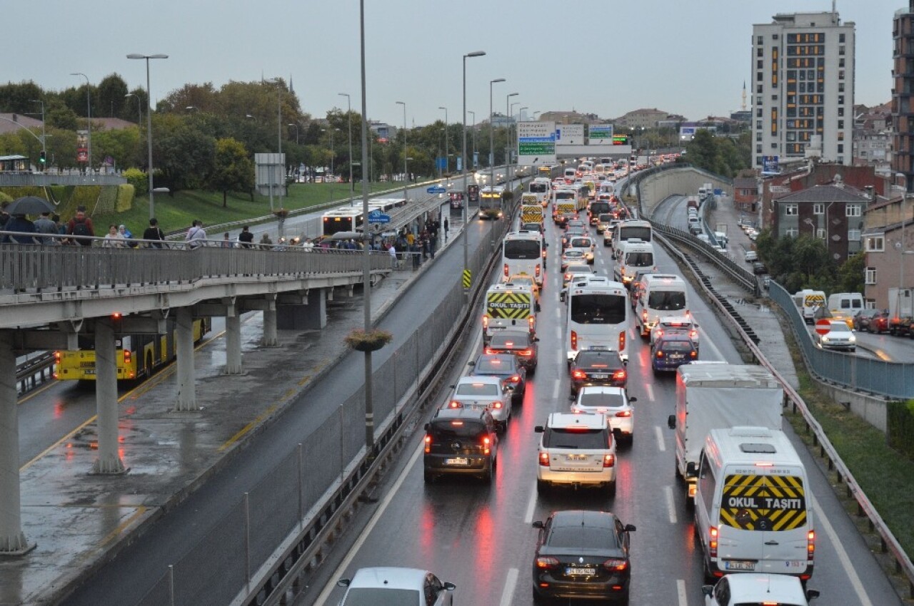 İstanbul’da yağmur trafiği felç etti