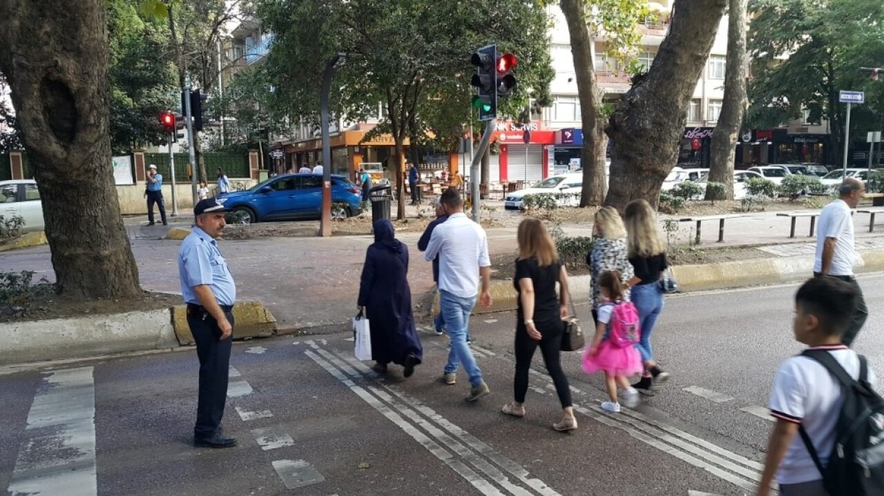 İzmit zabıtası öğrencilerin güvenliği için görevde