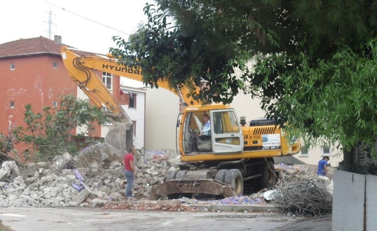 İzmit’te ağır hasarlı binaların yıkımına devam ediyor