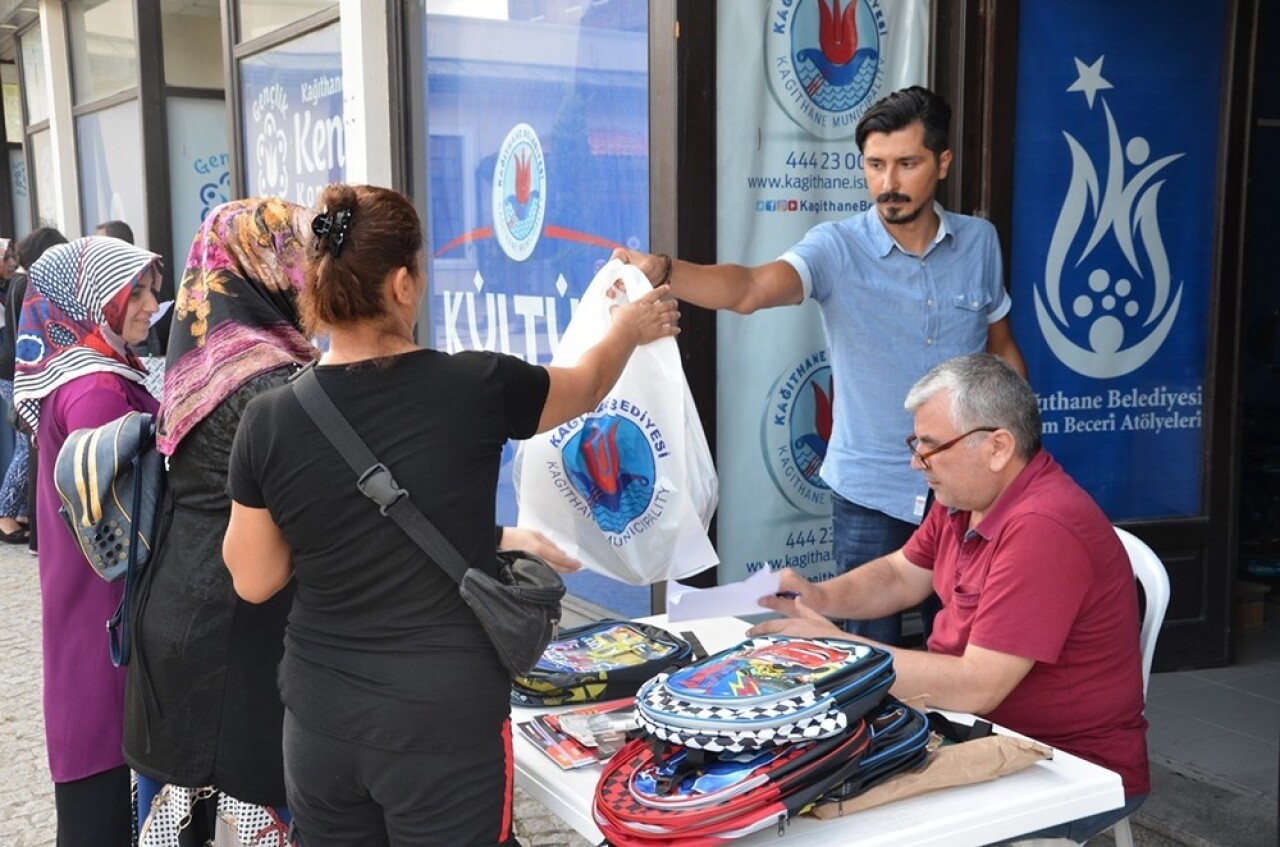 Kağıthane Belediyesinden 8 bin öğrenciye çanta ve kırtasiye yardımı