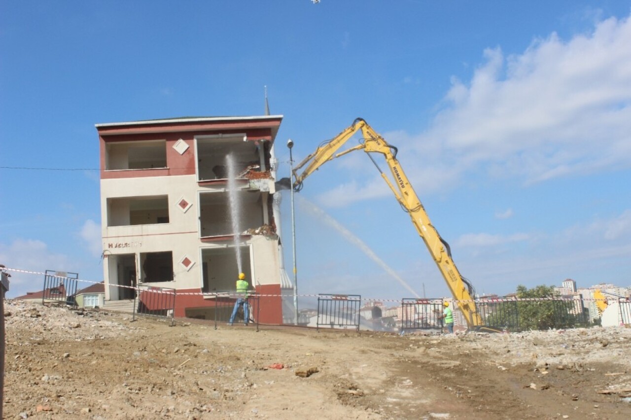 Kağıthane’de riskli bina kontrollü bir şekilde yıkıldı