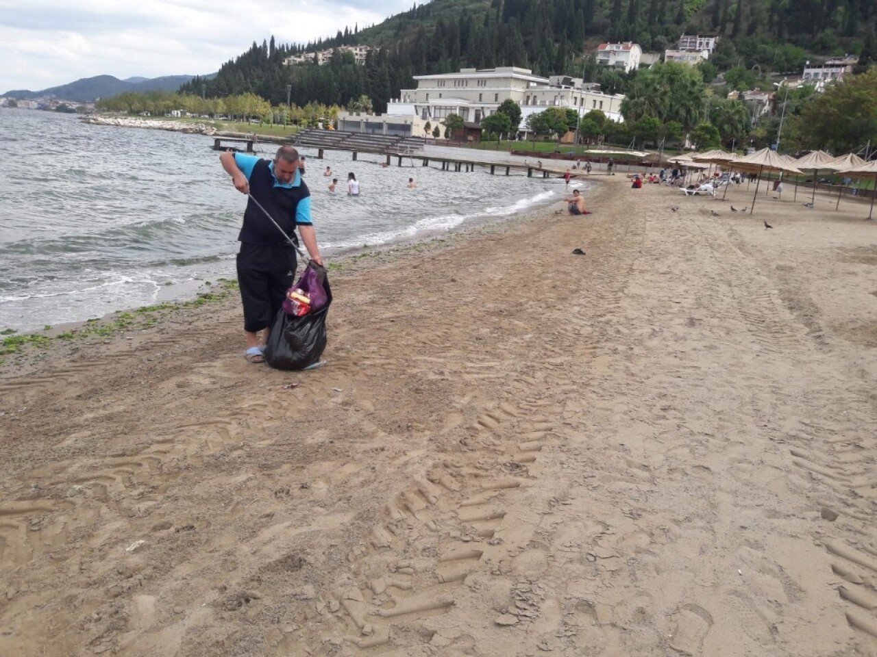 Karamürsel plajları her gün bakımdan geçiyor