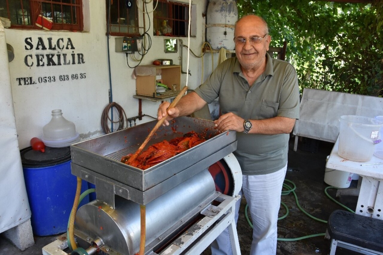 Kendi ürettiği makine ile salça fabrikalarına meydan okuyor