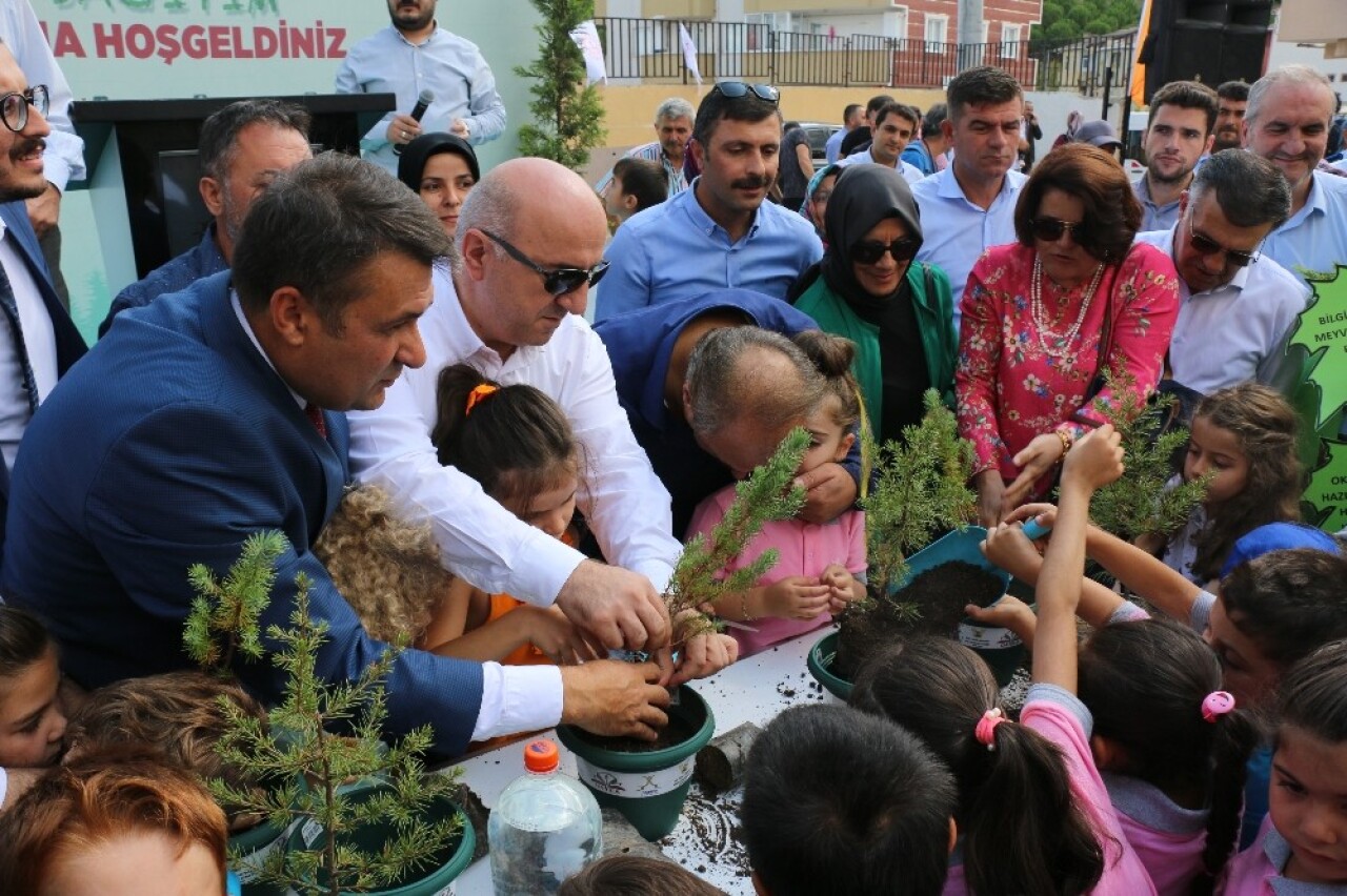 Kocaeli’de eğitime başlayacak 4 bin öğrenciye fidan dağıtıldı