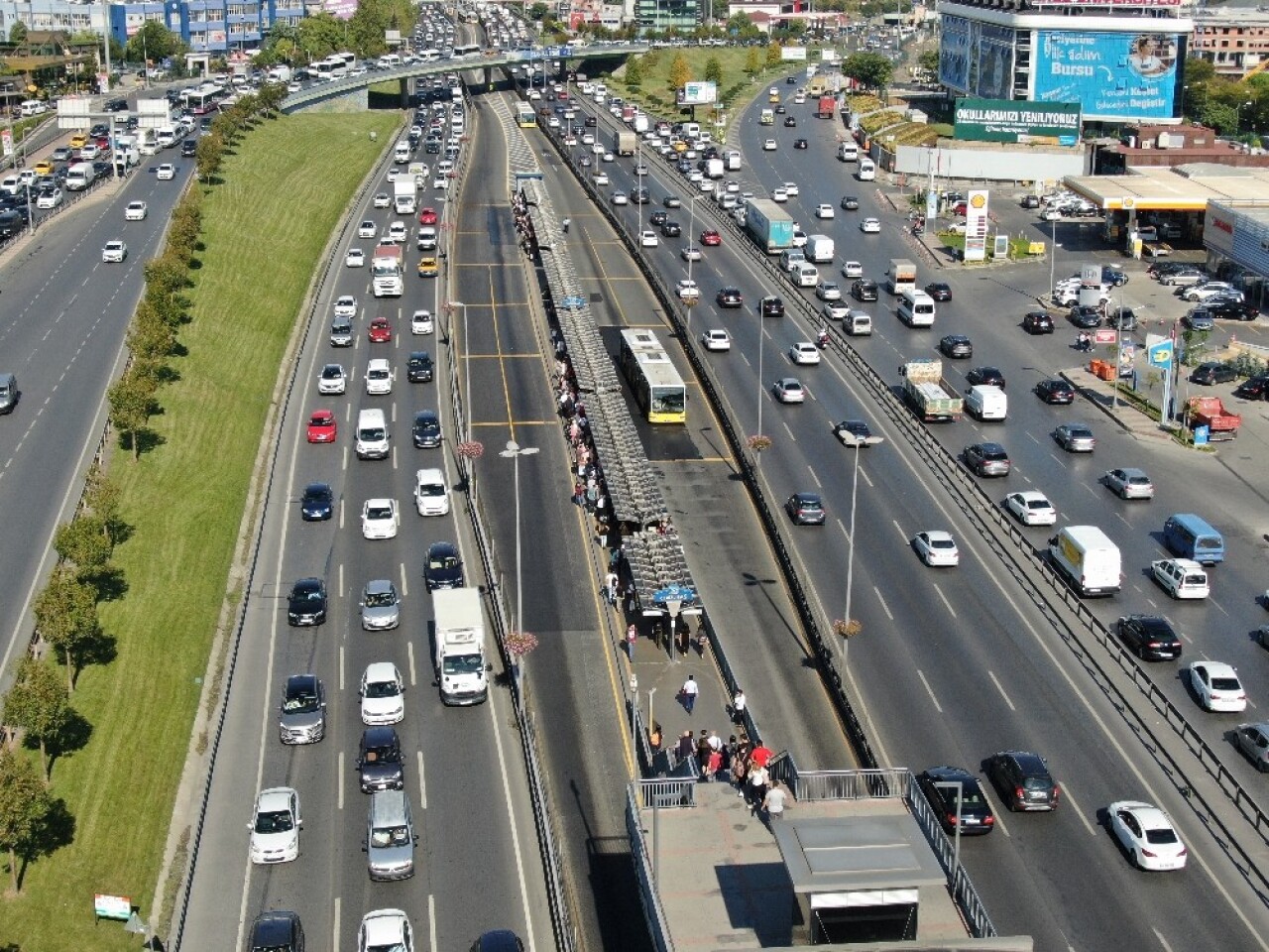 Metrobüste deprem sonrası oluşan yoğunluk havadan görüntülendi