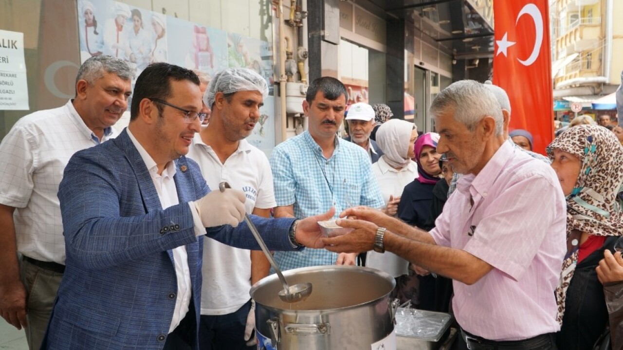 Mustafakemalpaşa’da aşure ikramı Başkan Kanar’la devam etti