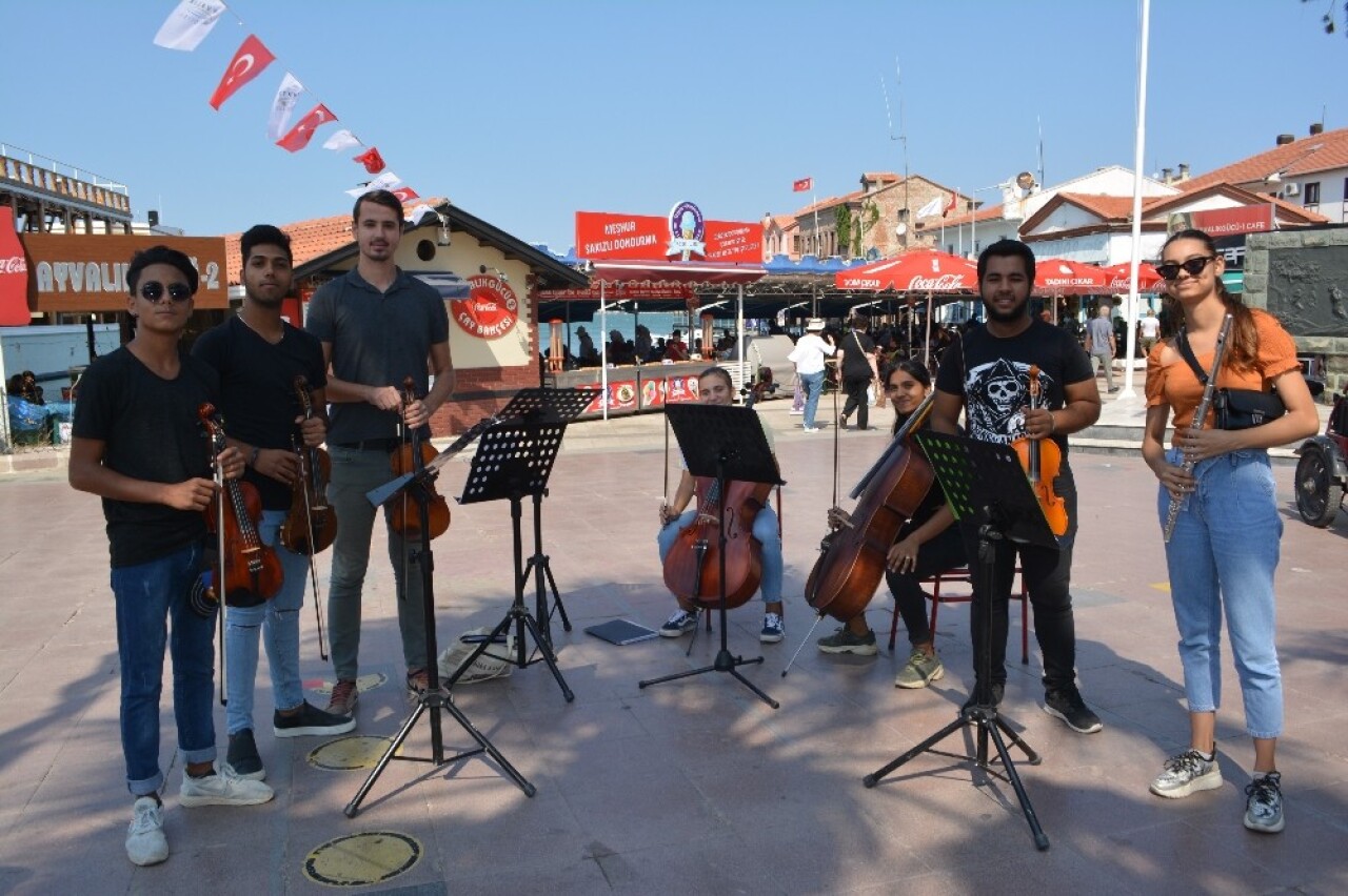 Okula sokak konseriyle başladılar