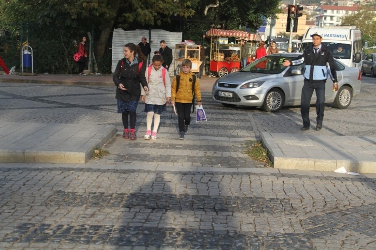 Okulların ilk gününde Büyükşehir Zabıta ekipleri görev başında