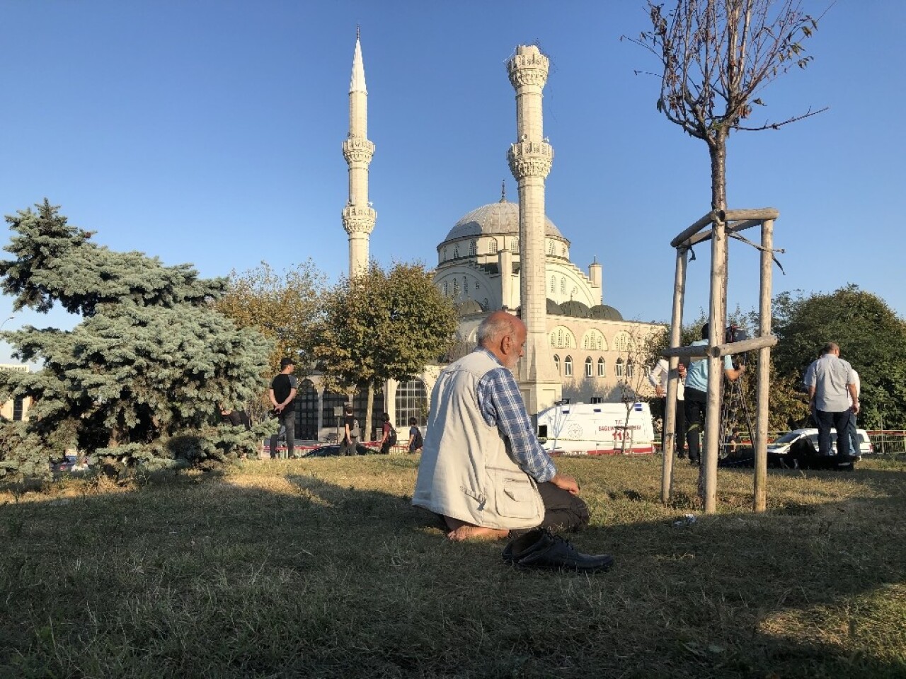 (Özel) Avcılar’da minaresi yıkılan caminin önünde böyle namaz kıldı