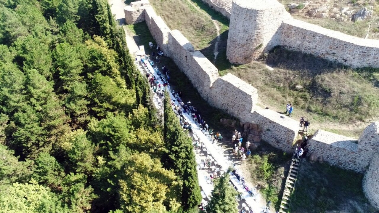 (Özel) Aydos Kalesi’nde yüzlerce öğrencinin kitap okuduğu anlar havadan görüntülendi