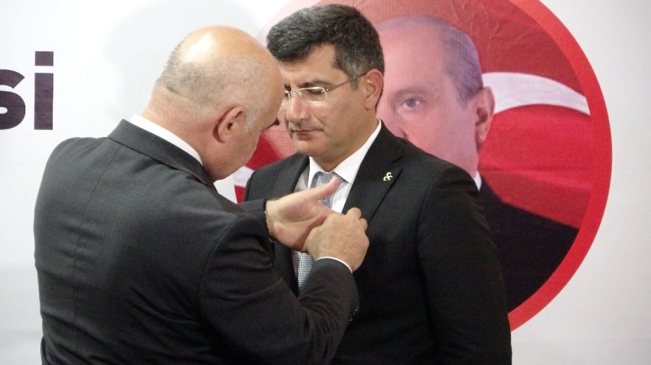 Partilerinden ayrılan İYİ Partililer rozet takarak MHP’ye geçti