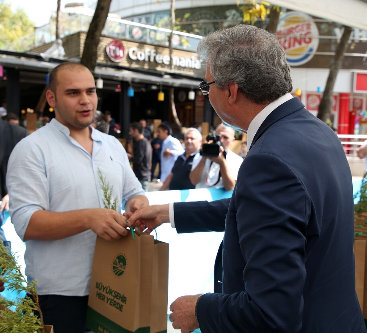 Peyzaj ve Süs Bitkiciliği Festivali kapsamında vatandaşlara süs bitkileri hediye edildi