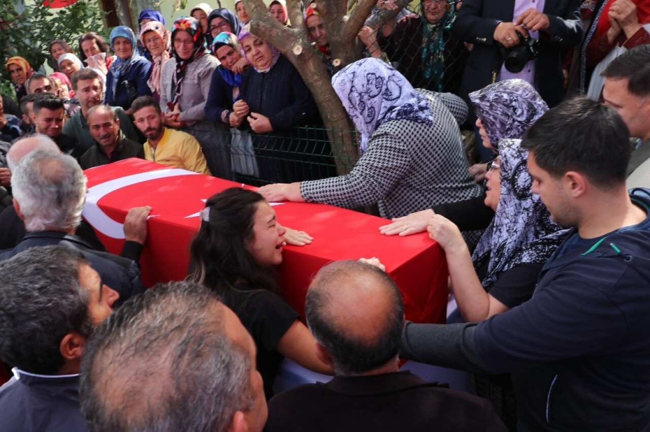 Şehit Volkan Tantürk için evinin önüne helallik istendi