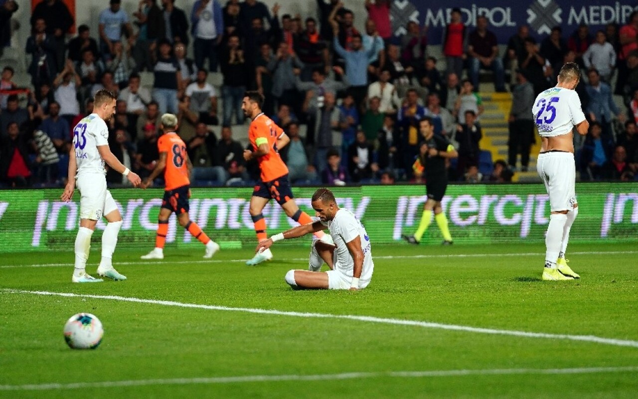 Süper Lig: Medipol Başakşehir: 2 - Çaykur Rizespor: 0 (İlk yarı)