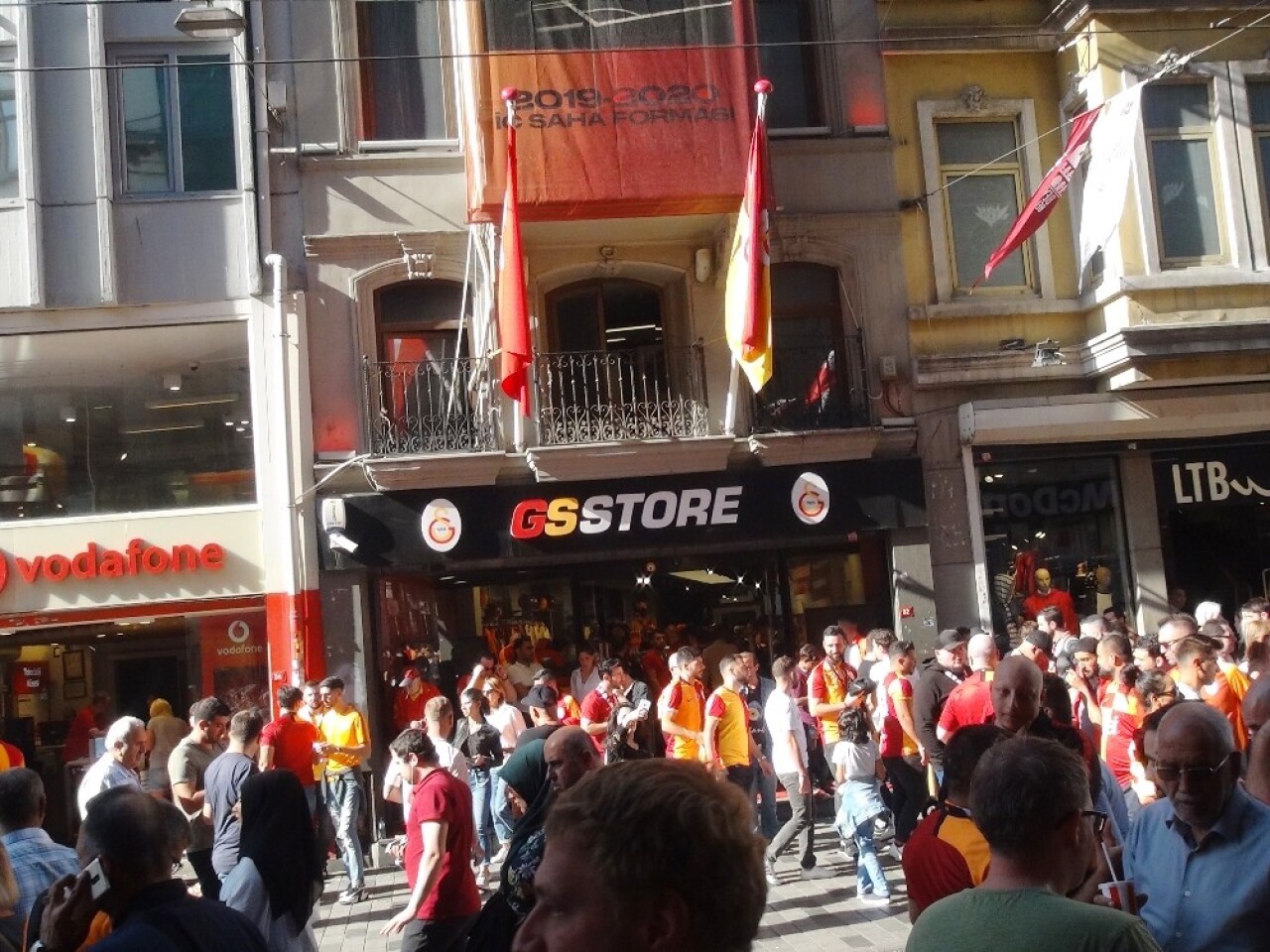 Taksim’de derbi öncesi Galatasaray taraftarından polise tezahürat