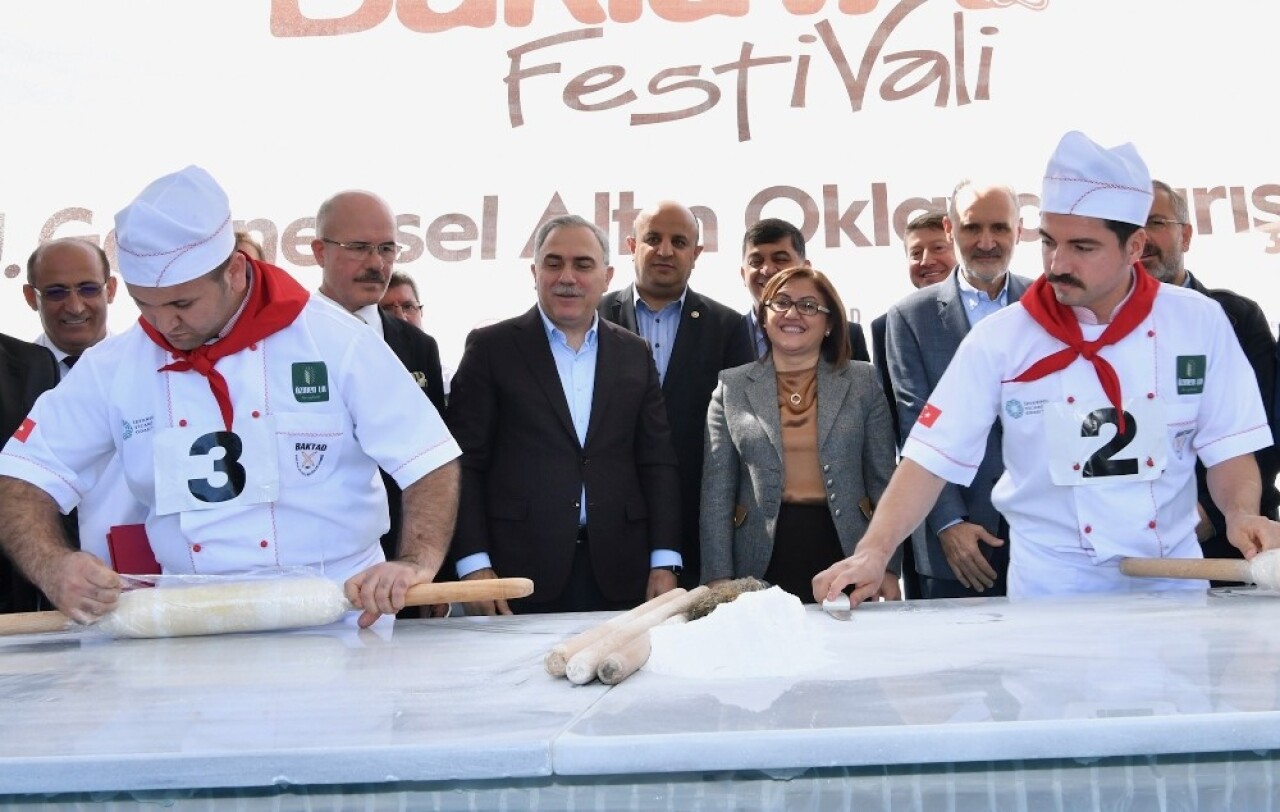 Tarihi Eminönü Meydanı’nda 15 bin dilim baklava dağıtıldı