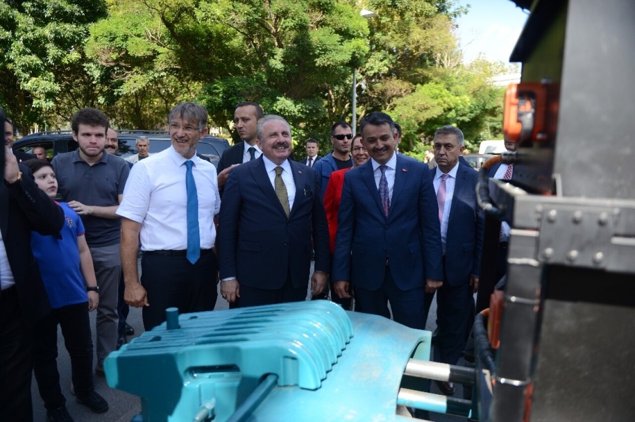 TBMM Başkanı Şentop ile Bakan Pakdemirli İTÜ’de yerli elektrikli traktör kullandı