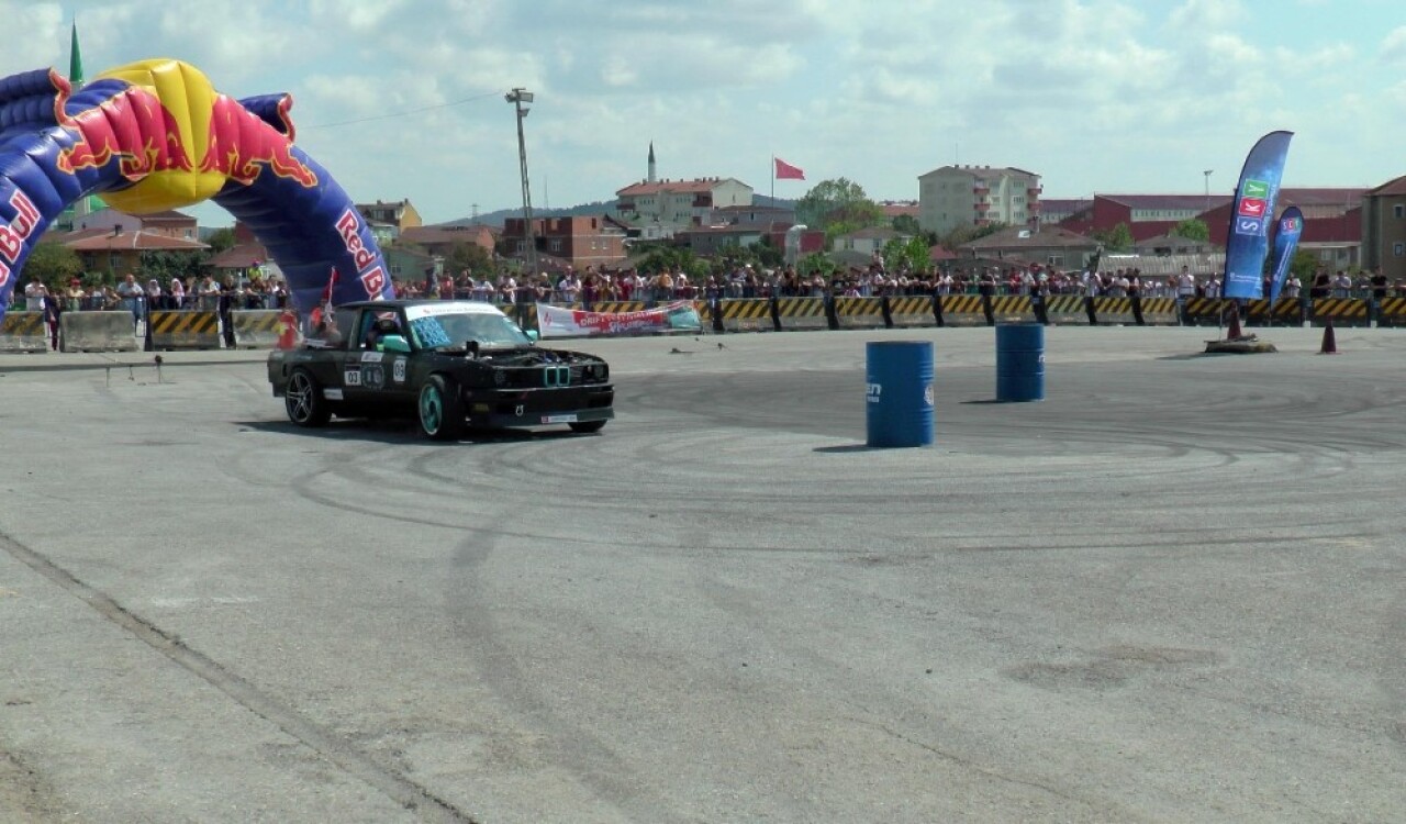 Ümraniye’de nefesleri kesen drift şovu havadan görüntülendi