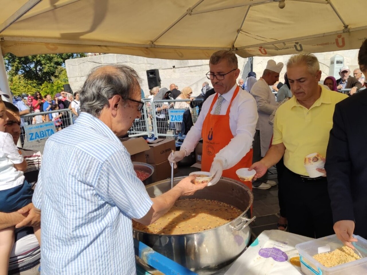 Üsküdar’da dev kazanlarda yapılan aşureler vatandaşlara dağıtıldı