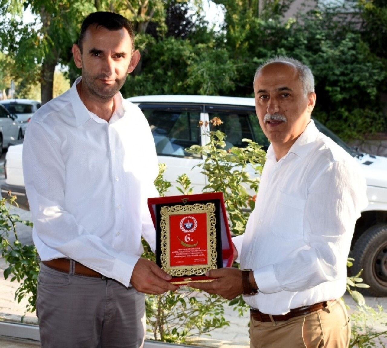 Yenişehir Belediye Başkanı Aydın’dan İHA’ya plaket