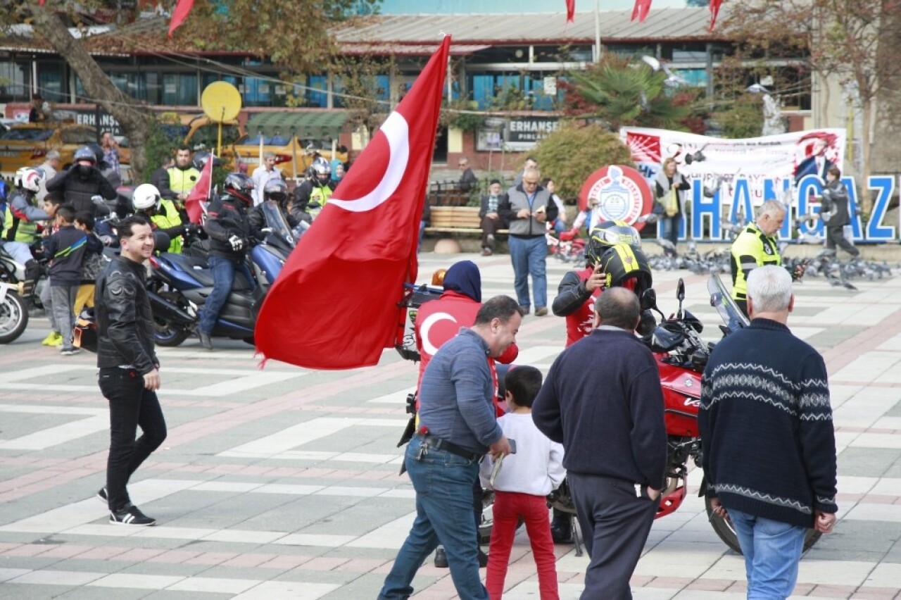 100 motosiklet Cumhuriyet için 140 kilometrelik kortej yaptı