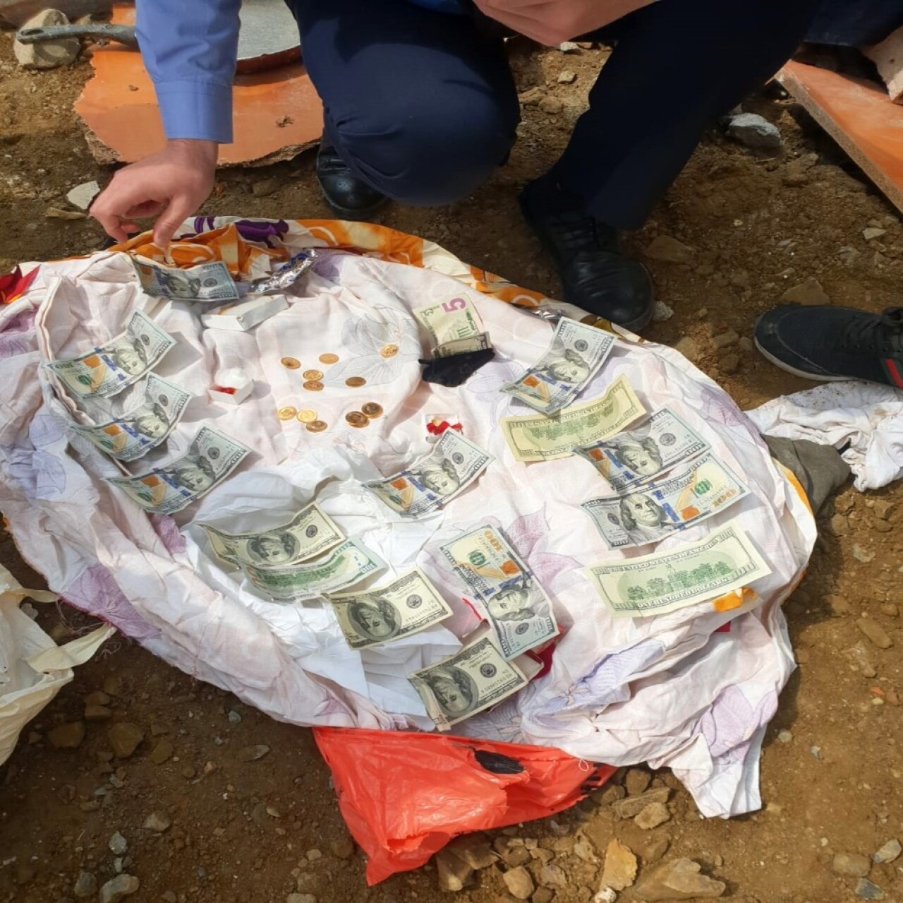 4 katlı binanın enkazında kalan ziynet eşyaları ve paralar sahibine teslim edildi