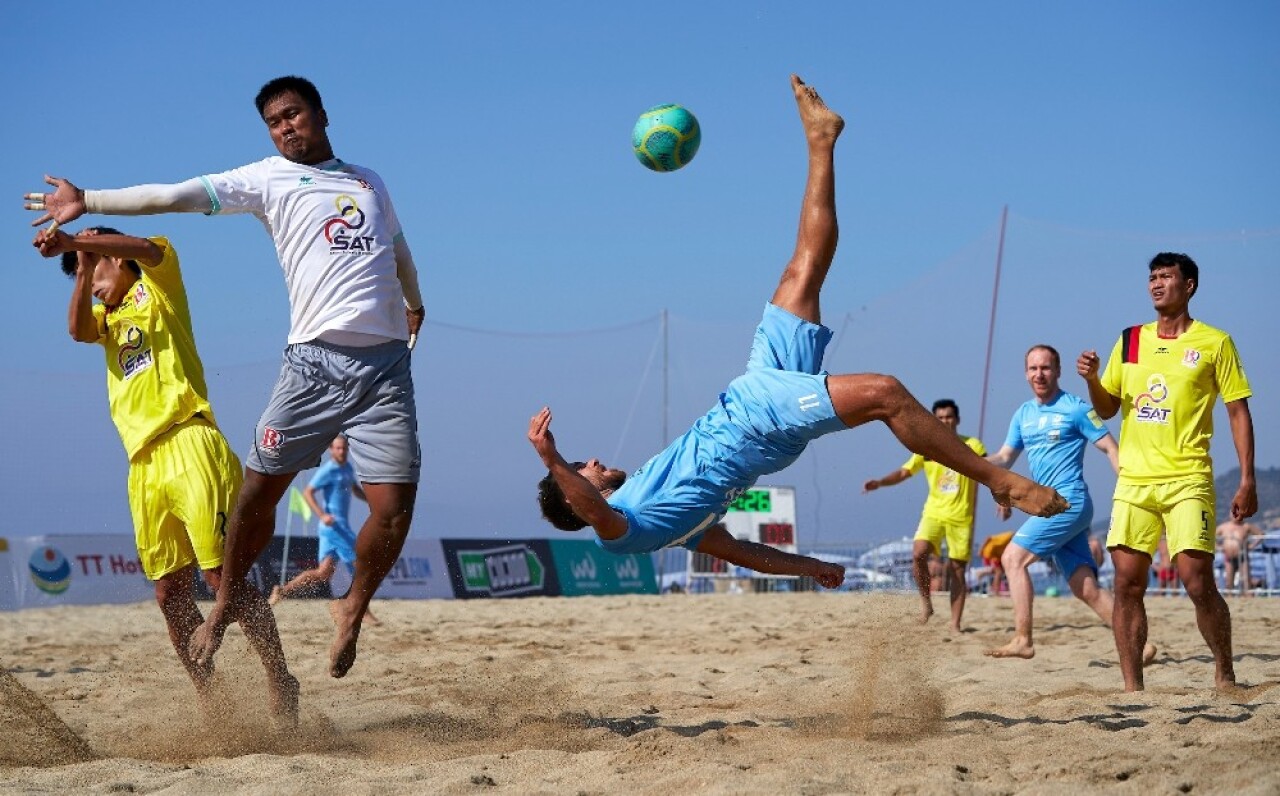 Alanya’da düzenlenen plaj futbolu şampiyonası nefes kesti