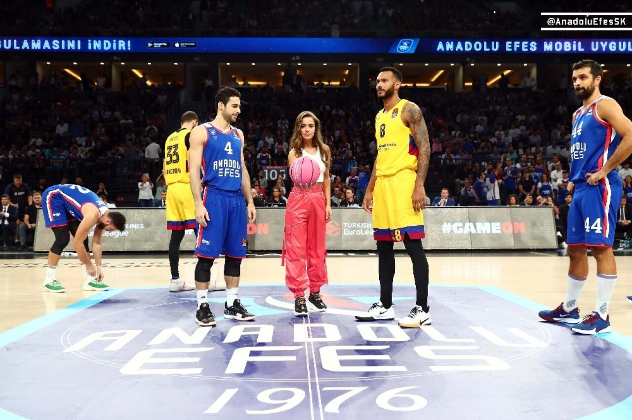 Anadolu Efes - Barcelona maçında ’Pembe Top’