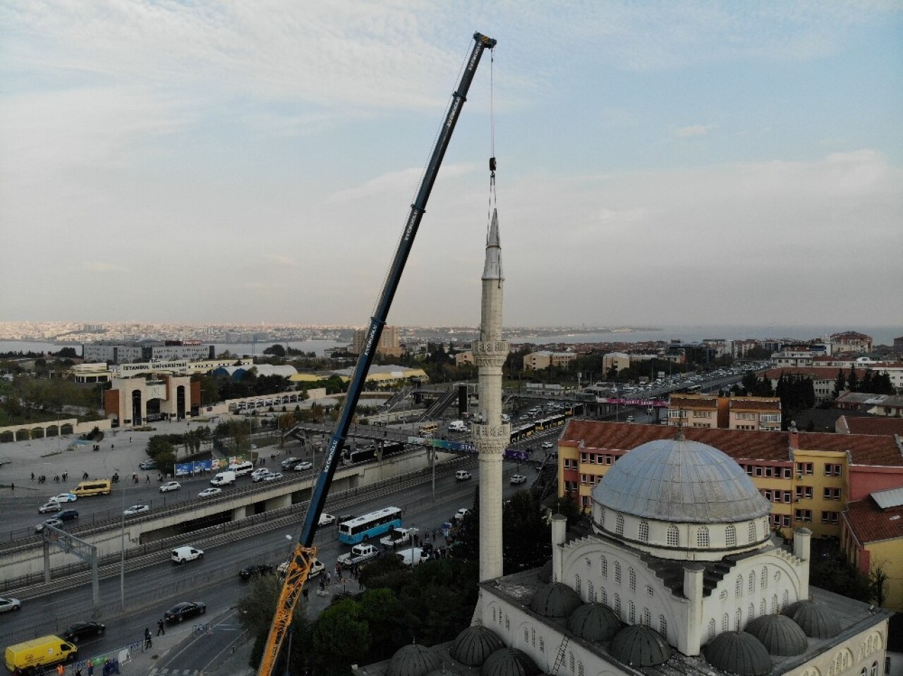 Avcılar’da depremde zarar gören caminin ikinci minaresinin sökümü başladı