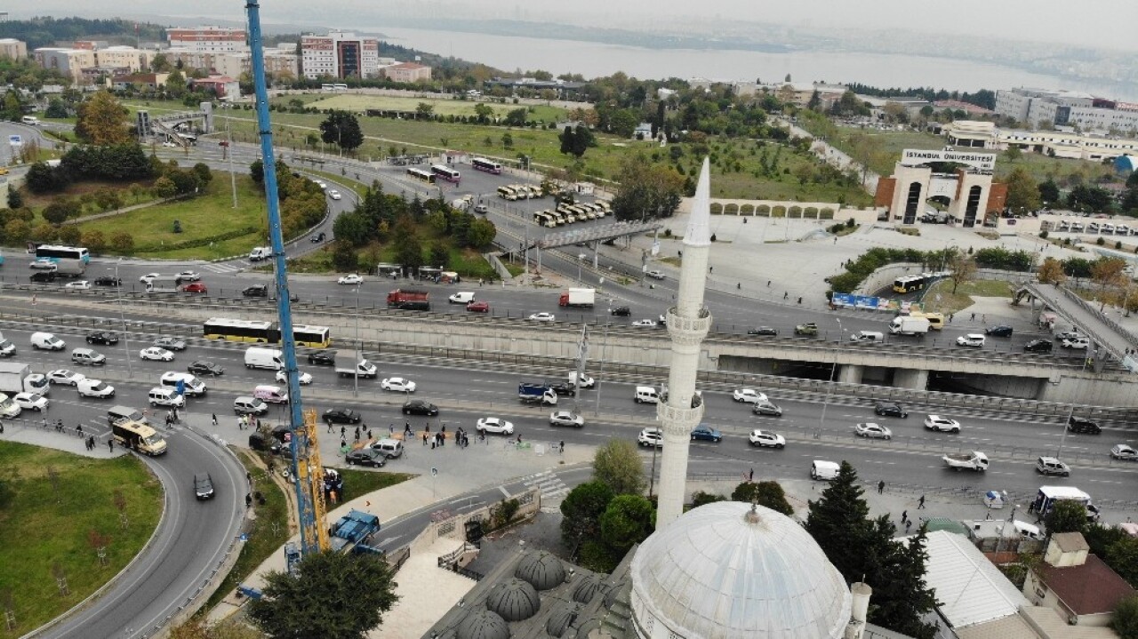 Avcılar’da minaresi yıkılan caminin diğer minaresinin de sökümüne başlandı