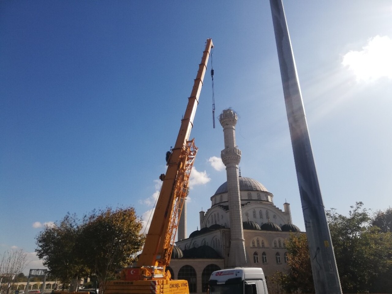 Avcılar’da yarısı yıkılan minarenin söküm çalışması başladı