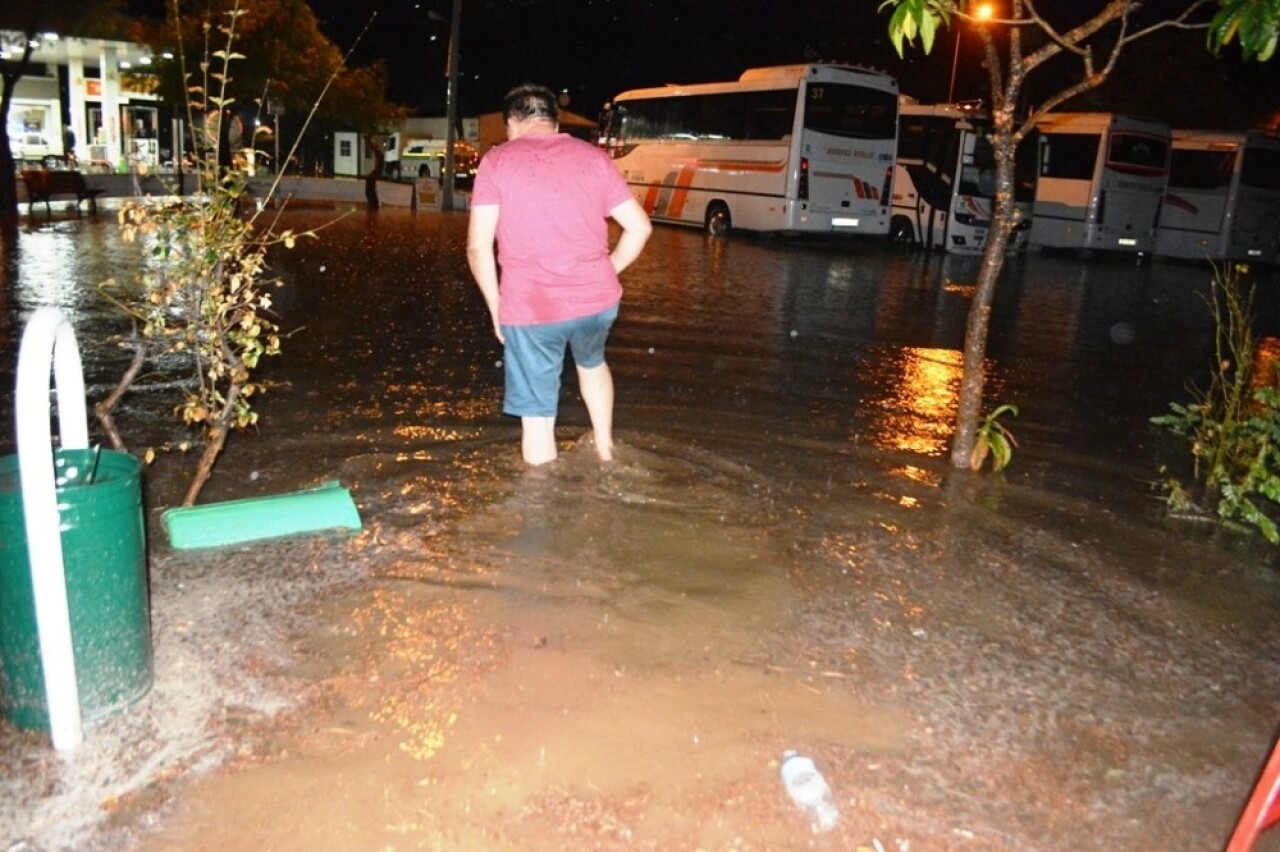 Ayvalık 45 dakika etkili olan sağanak yağmur ve fırtınaya teslim oldu