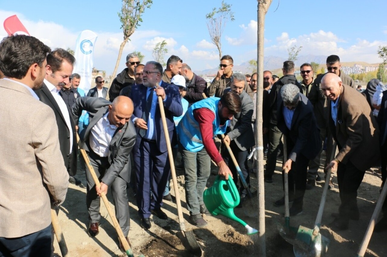 Başkan Şayir, bebekler için Van’da fidan dikti