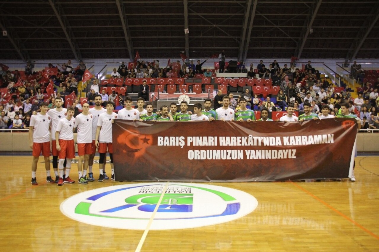 Basketbol maçında barış pınarı harekatına destek