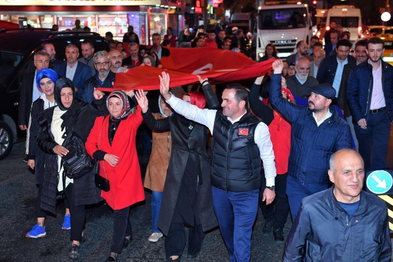 Beyoğlu’nda dev Türk bayrağı ile Cumhuriyet yürüyüşü