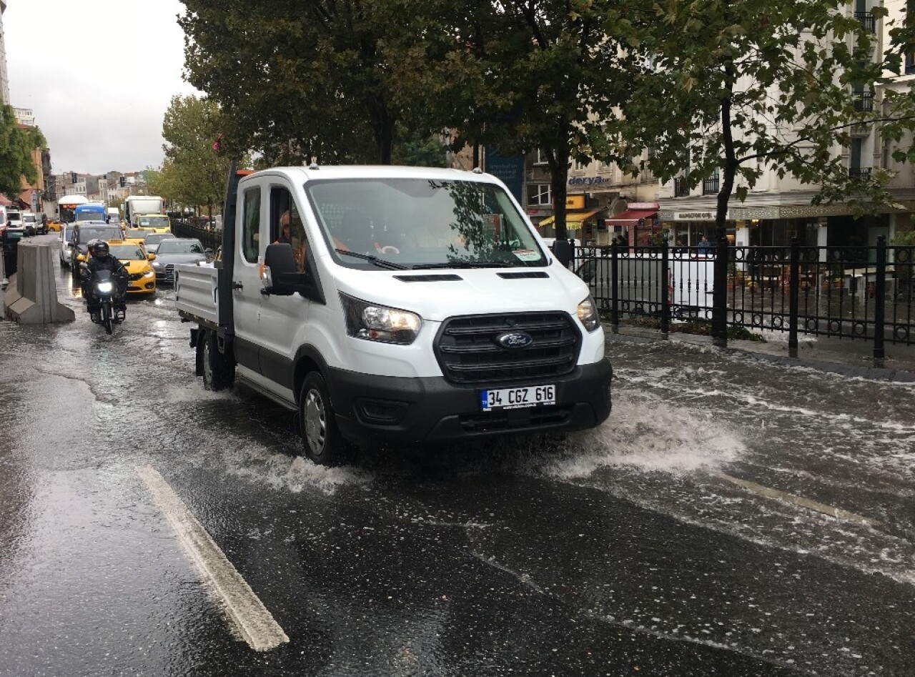 Beyoğlu’nda yollar göle döndü