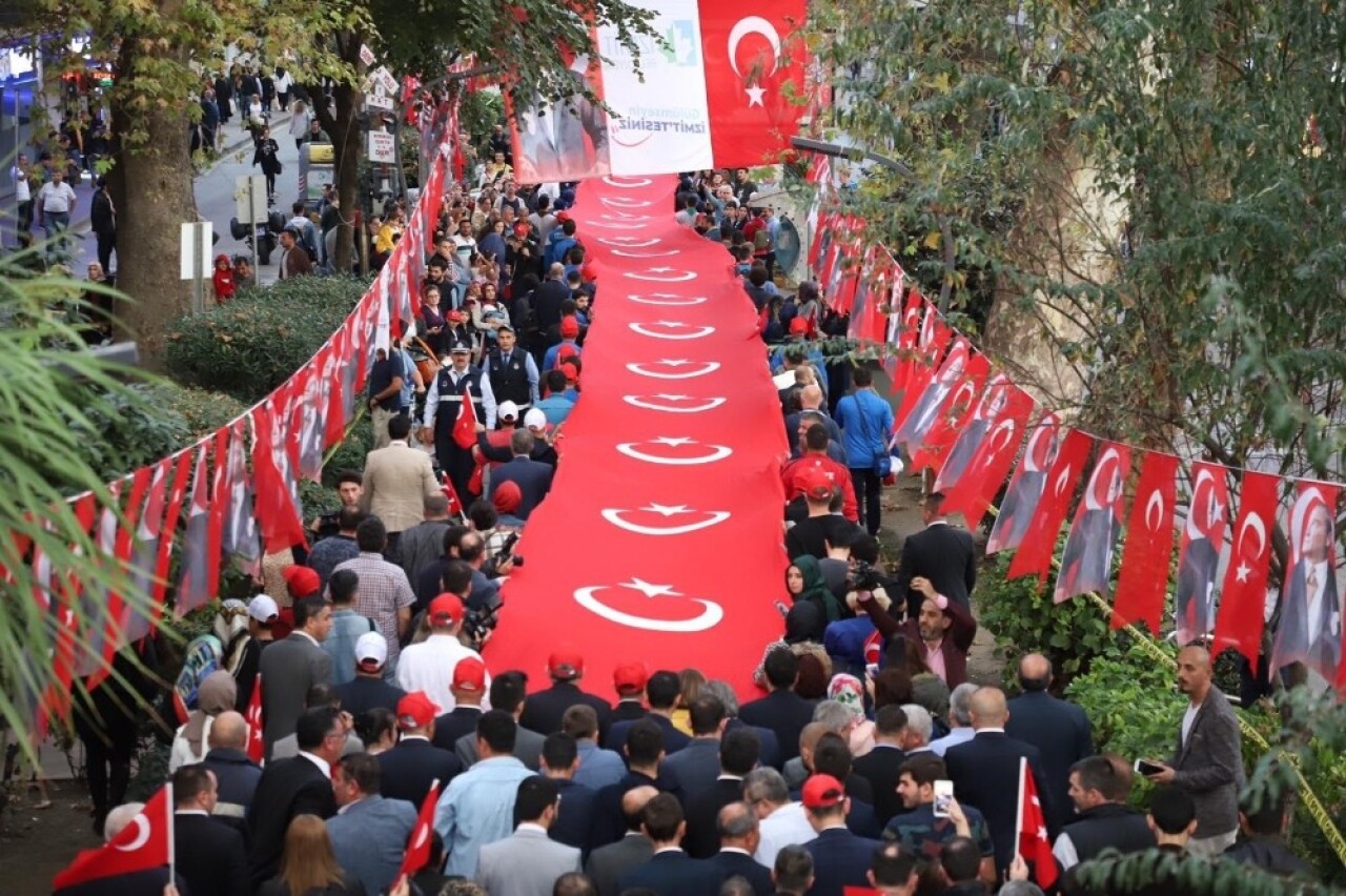 Binlerce kişi 300 metre bayrakla yürüdü
