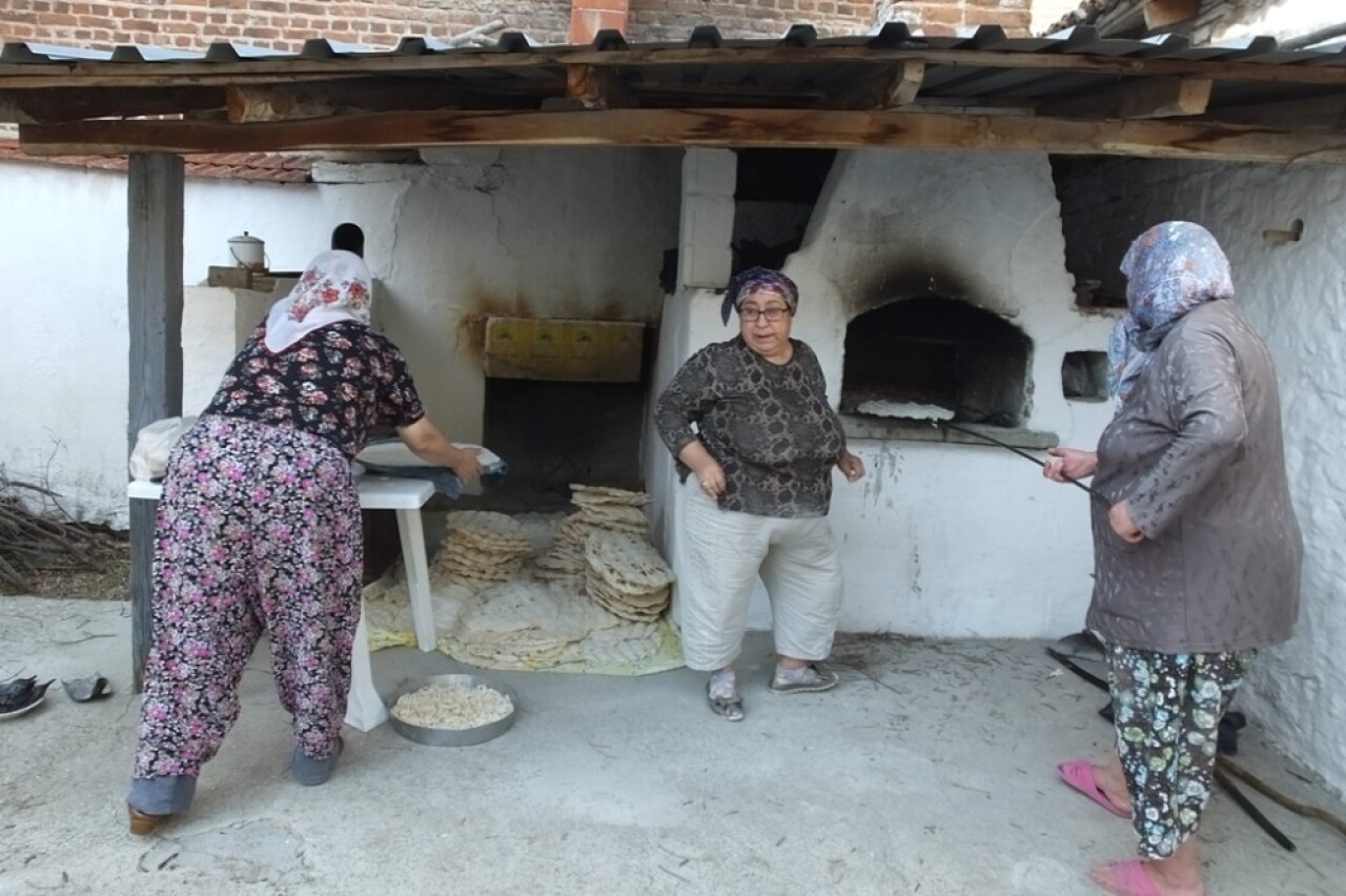 Burhaniye’de kadınların fırında yufka imecesi