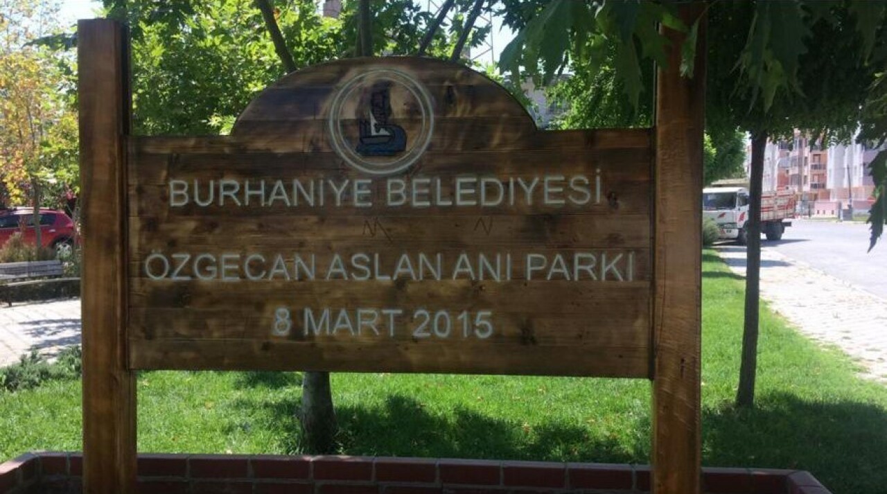 Burhaniye’de parklar yenileniyor