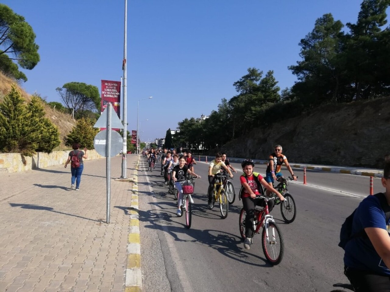 Burhaniyeli öğrenciler obeziteye dikkat çekmek için pedal çevirdi