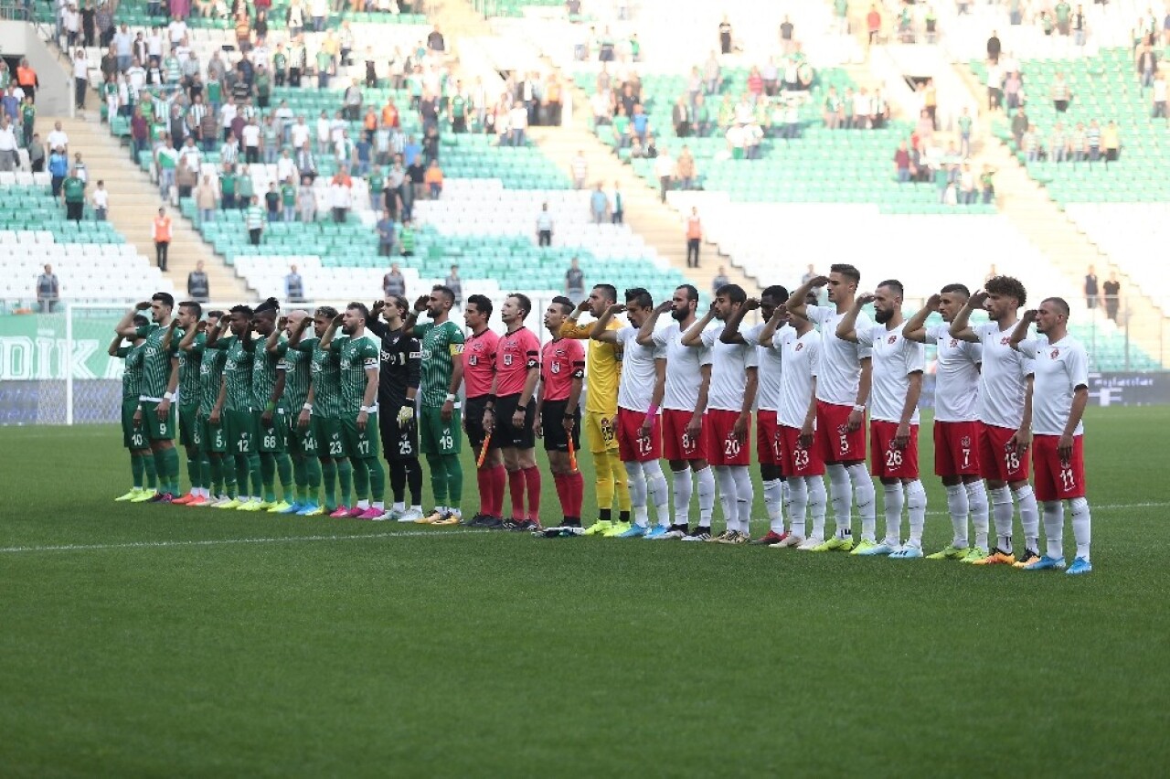 Bursaspor ve Ümraniyesporlu oyunculardan asker selamı