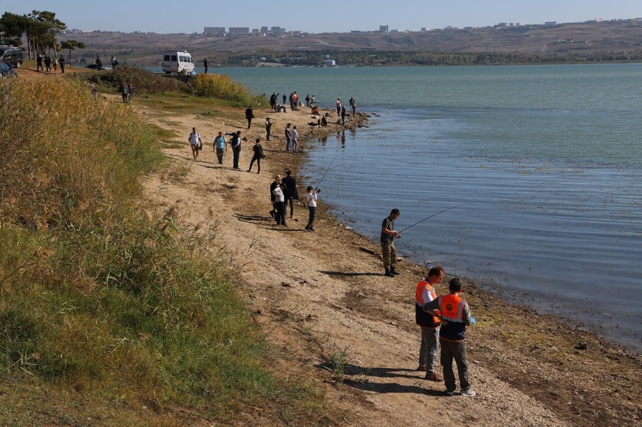 Büyükçekmece’de balıkçılar en büyük turna balığı için olta attı