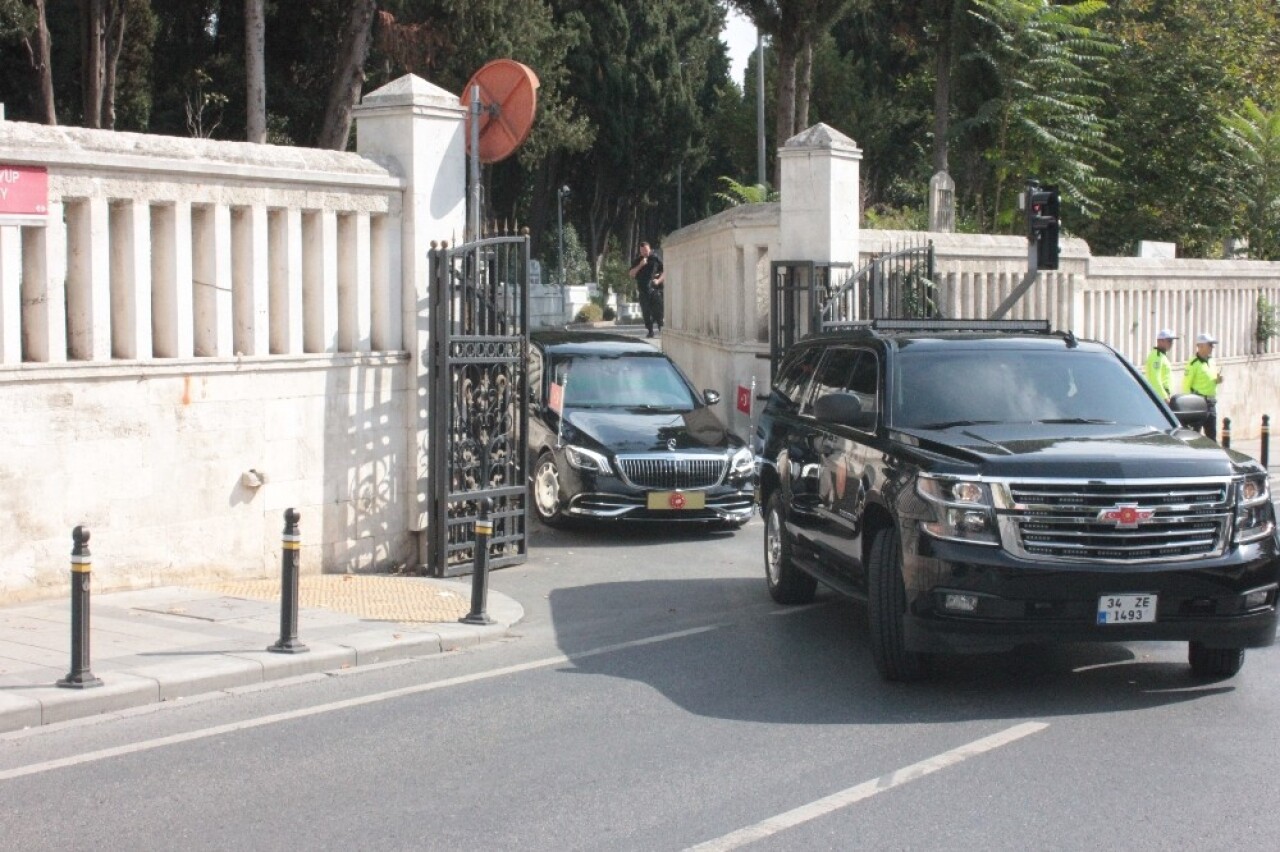 Cumhurbaşkanı Erdoğan’a cuma namazı çıkışında yoğun ilgi