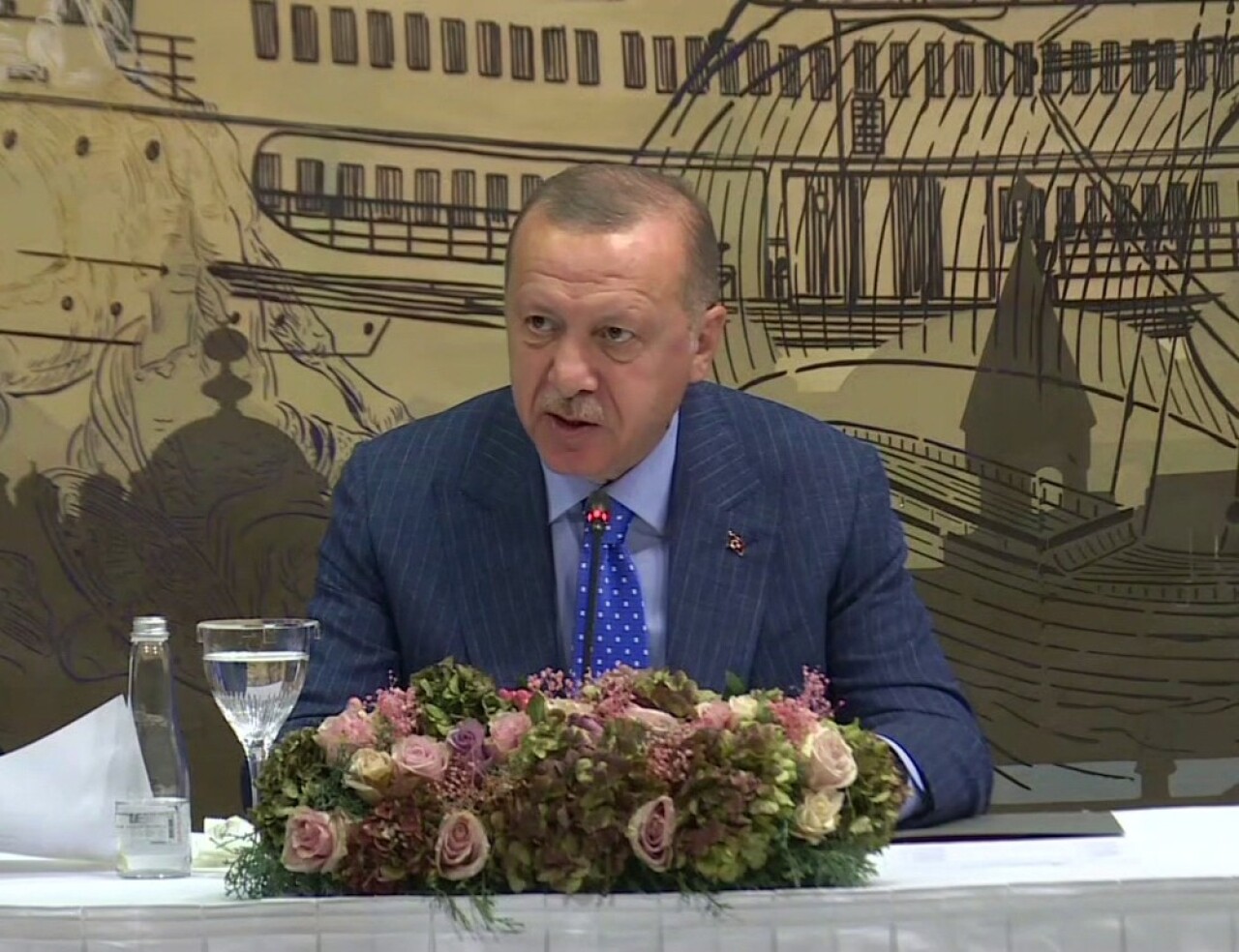 Cumhurbaşkanı Recep Tayyip Erdoğan, ”Ülkemizi ekonomik yaptırımlar konusunda tehdit edenler, Türkiye’yi yolundan döndüremezler" dedi.