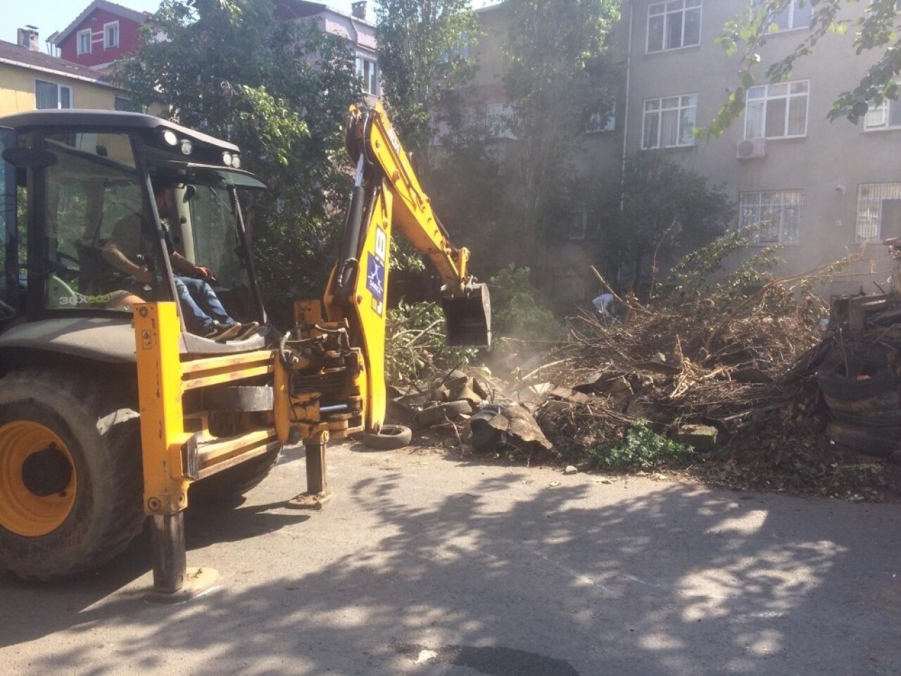 Darıca’dadaki evden 7 kamyon çöp çıktı