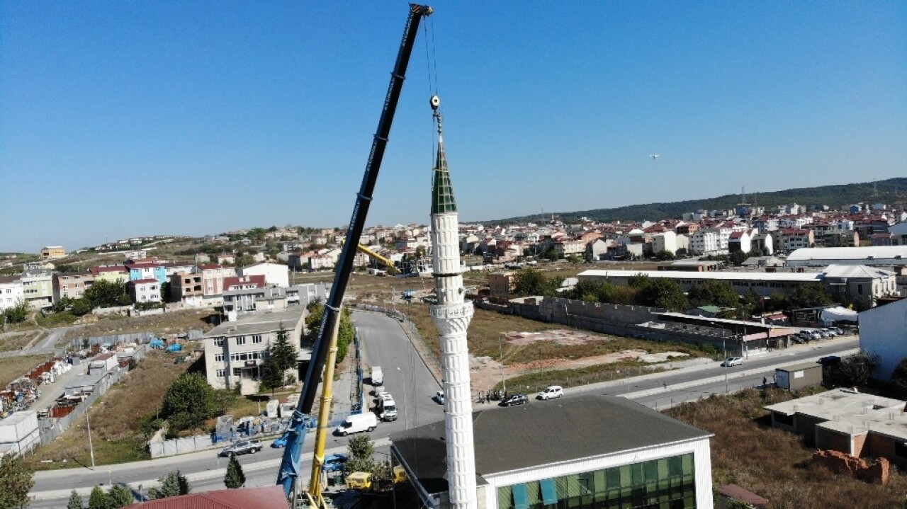 Depremde hasar gören minarenin külah kısmı söküldü