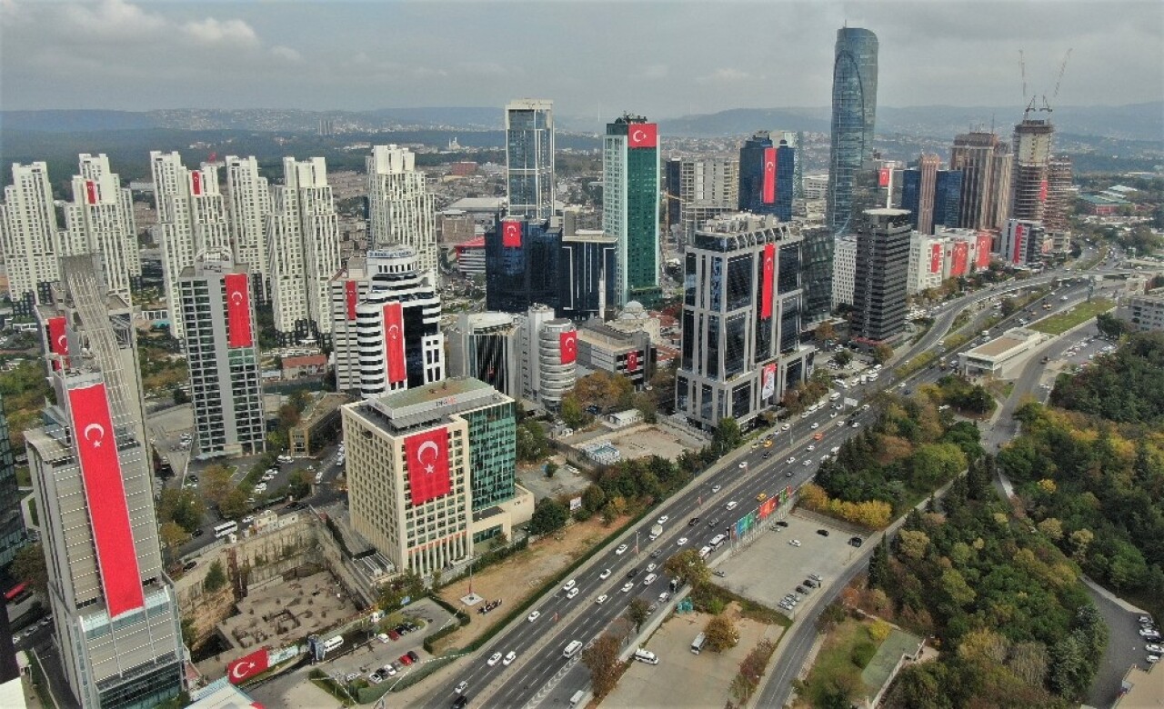 Dev Türk bayrakları ile giydirilen gökdelenler havadan görüntülendi