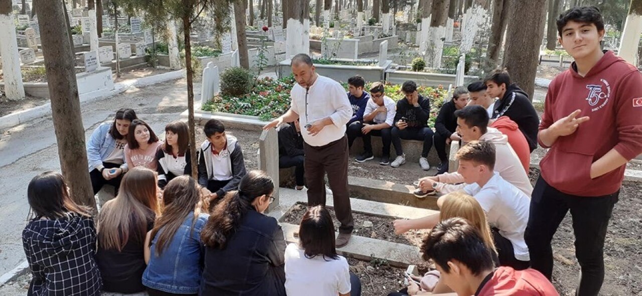 Din öğretmeninden uygulamalı tekfin dersi